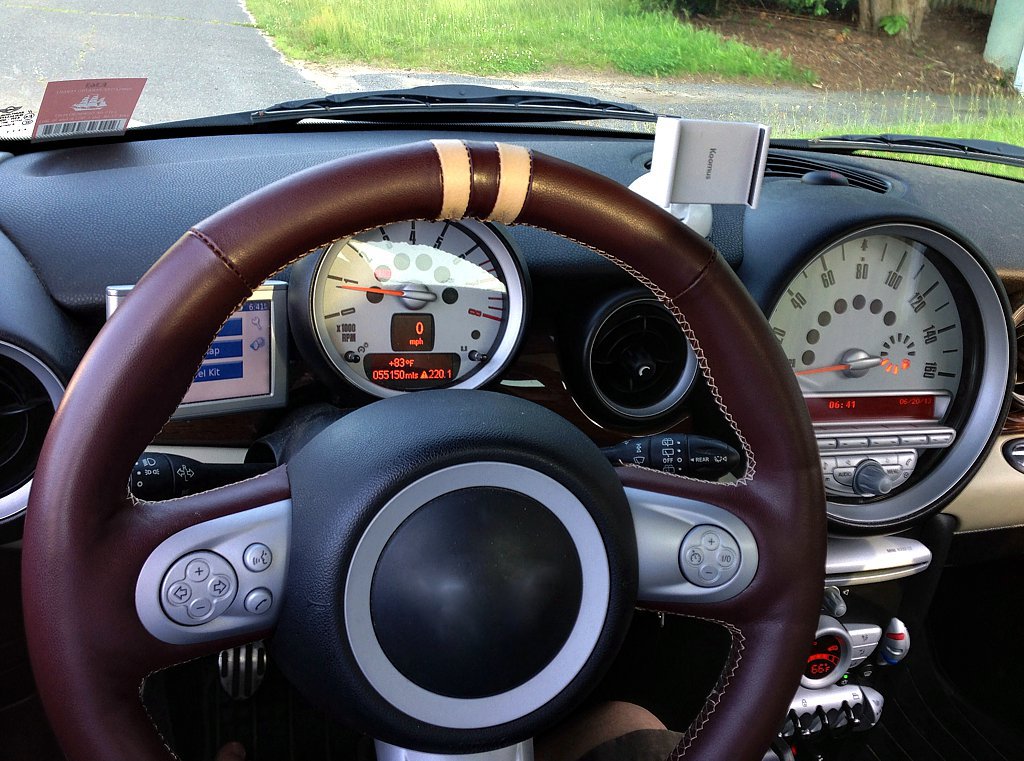 Steering wheel cover with racing stripes