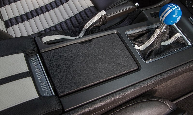 Ford Mustang interior – shift boot with Shelby stripes